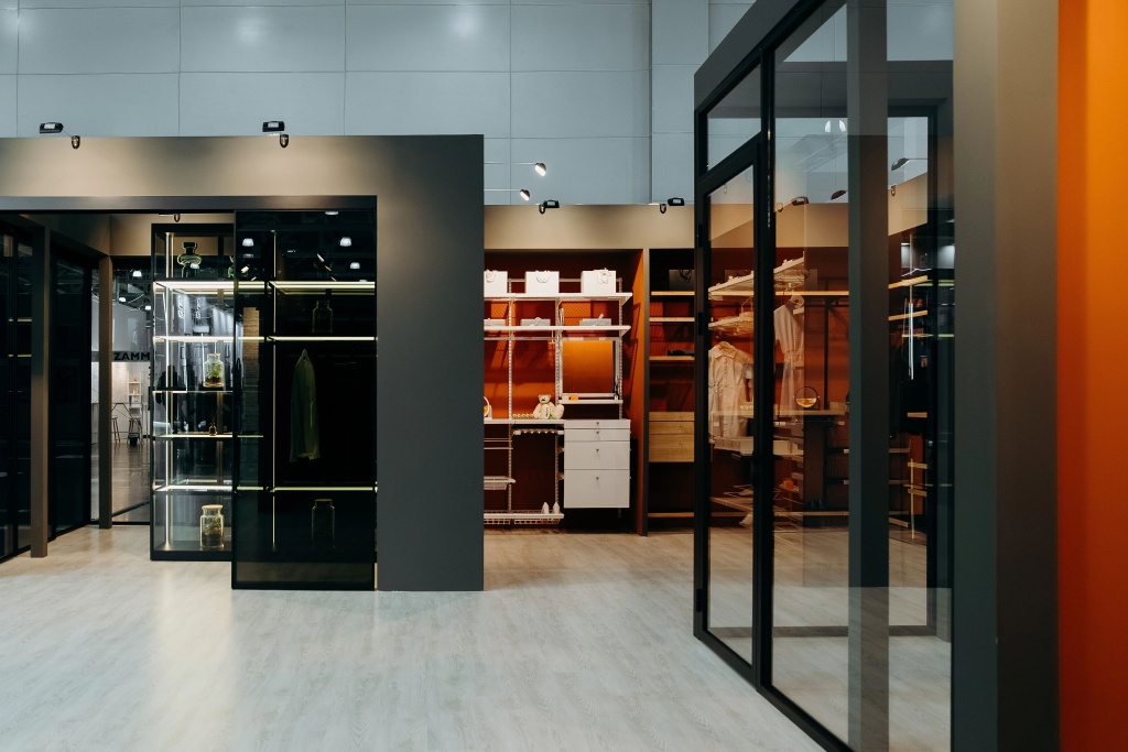 Innovative narrow profile GRACE system with a sequential-synchronous door opening mechanism