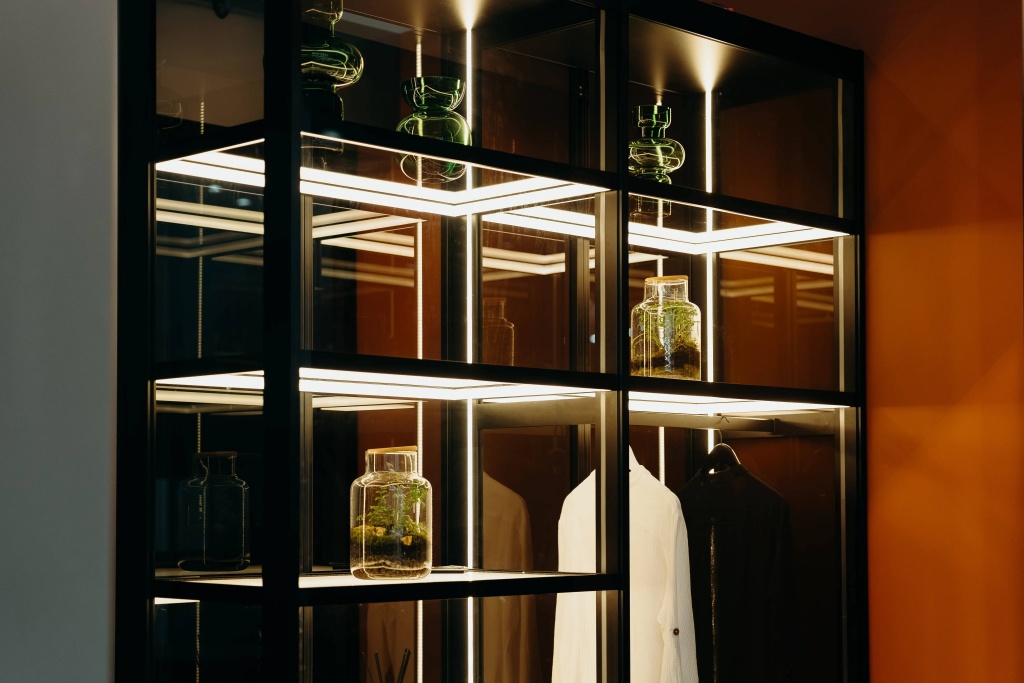 New AQUARIUM system with completely transparent cabinet and flush hidden hinges